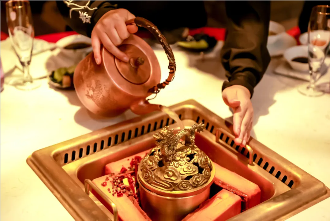 火鍋“新物種”強(qiáng)勢(shì)崛起！“發(fā)酵鍋底”正在升級(jí)火鍋賽道